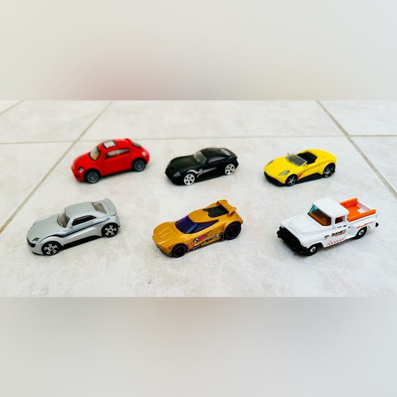 25 Hot Wheels / Matchbox / Assorted characters cars and vehicles - Picture 6 of 8